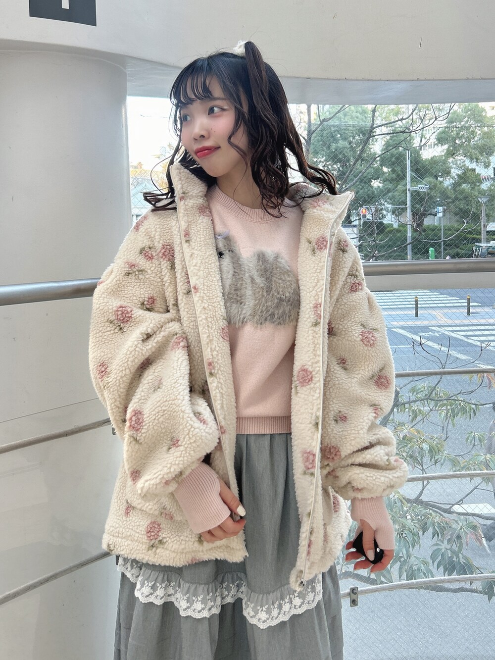 ピンク系のブルゾン、ピンク系のニット/セーター、グレー系のスカートを着用したレディースの冬コーディネートの6枚目の写真