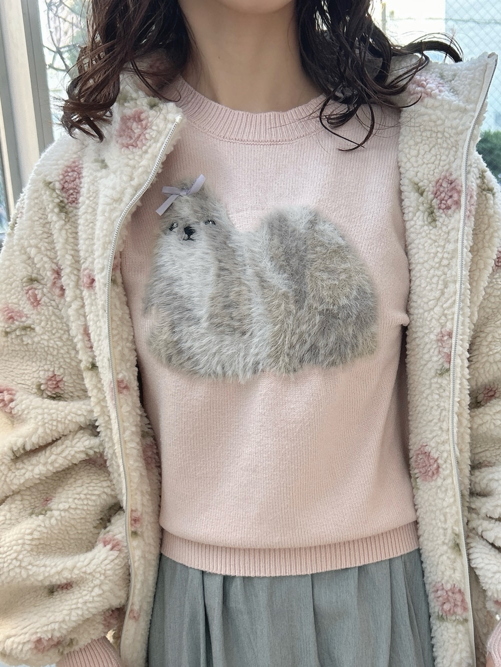 ピンク系のブルゾン、ピンク系のニット/セーター、グレー系のスカートを着用したレディースの冬コーディネートの7枚目の写真