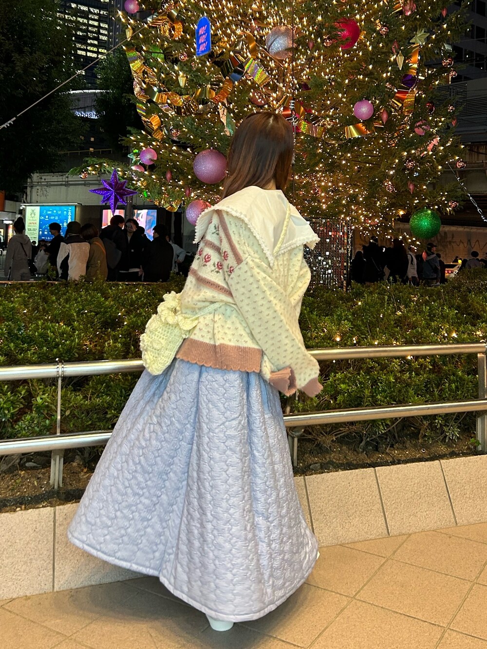 ホワイト系のシャツ/ブラウス、ピンク系のカーディガン/ボレロ、ホワイト系のハンドバッグを着用したレディースの秋コーディネートの2枚目の写真