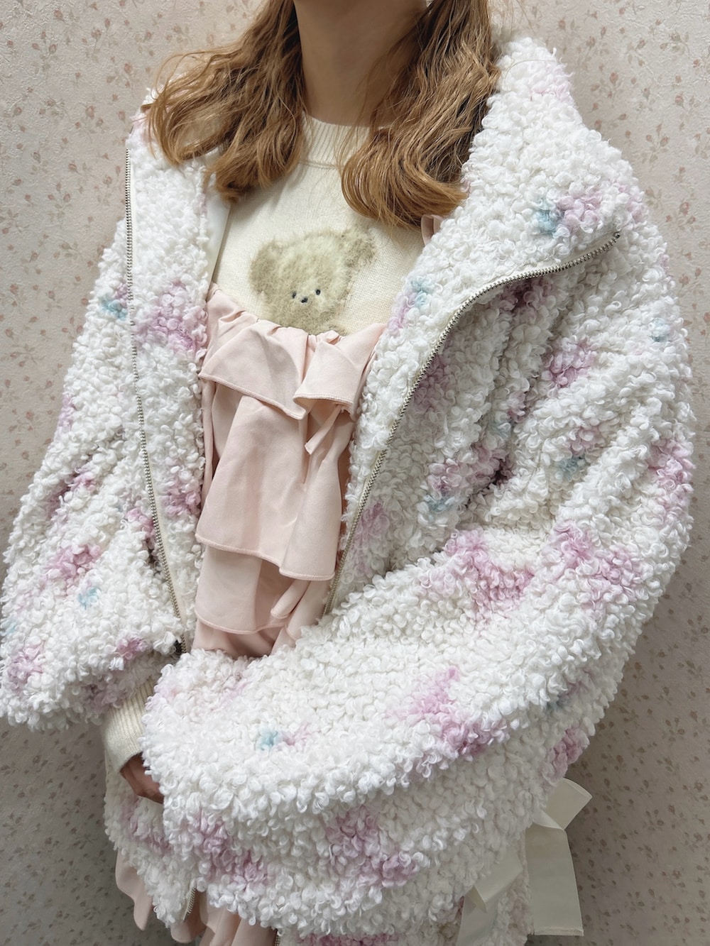 ピンク系のブルゾン、ピンク系のワンピース、ホワイト系のニット/セーターを着用したレディースの秋コーディネートの7枚目の写真