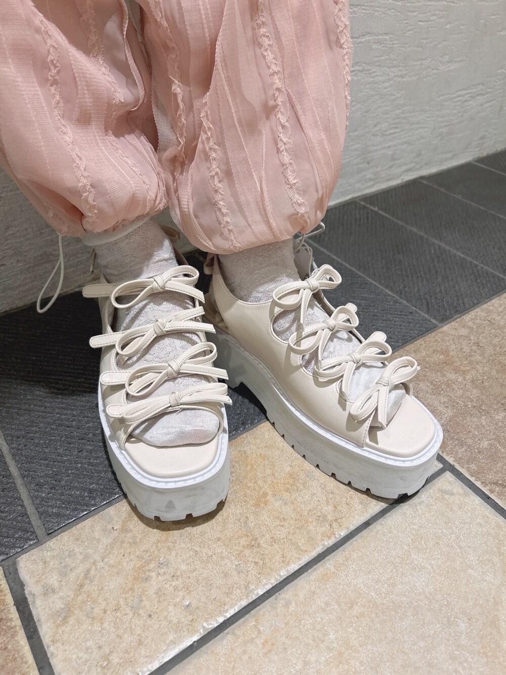 ホワイト系のスカート、ホワイト系のTシャツ/カットソー、ピンク系のショルダーバッグを着用したレディースの夏コーディネートの10枚目の写真