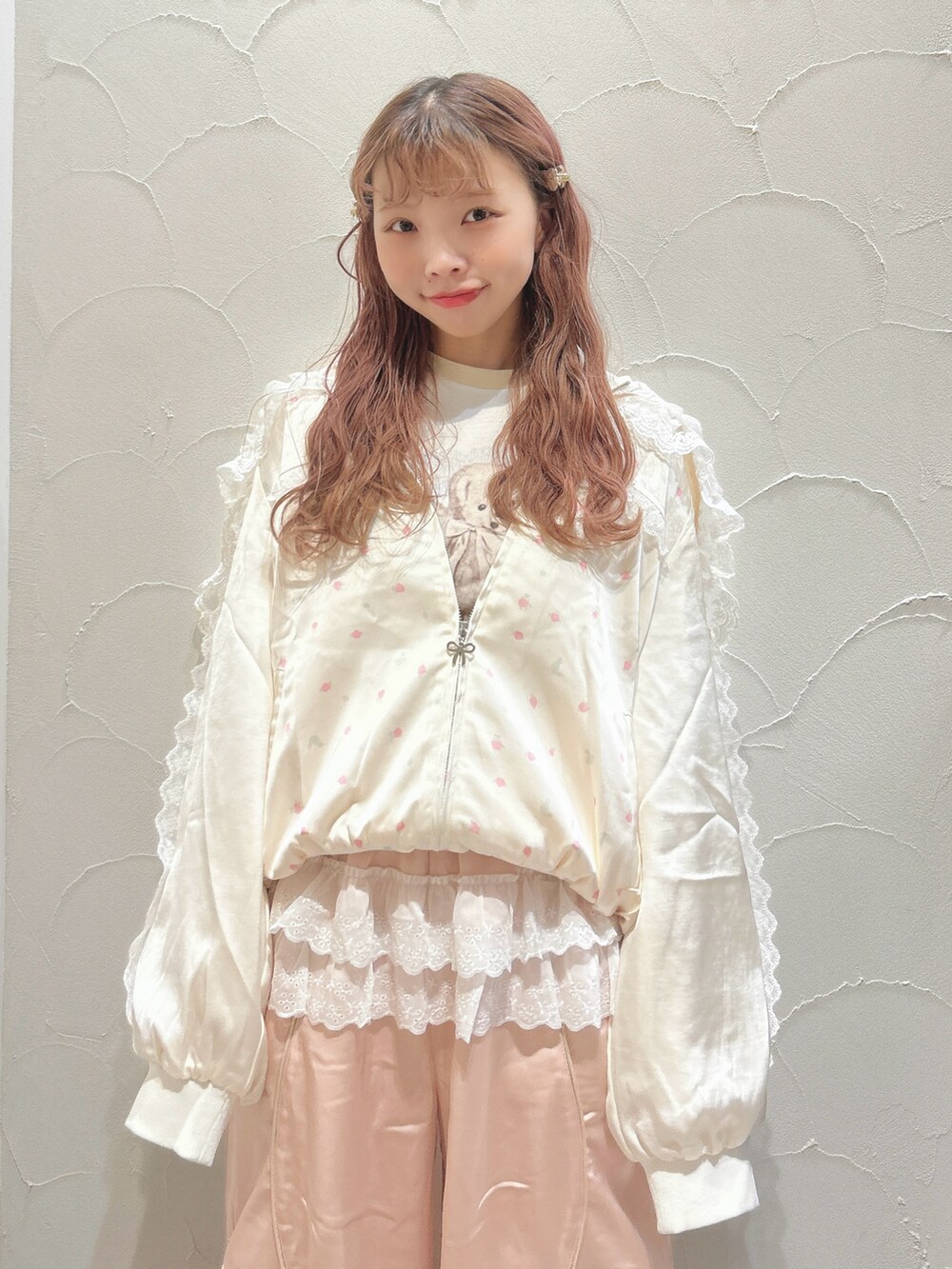 ピンク系のブルゾン、ピンク系のその他パンツ、ベージュ系のTシャツ/カットソーを着用したレディースの秋コーディネートの4枚目の写真