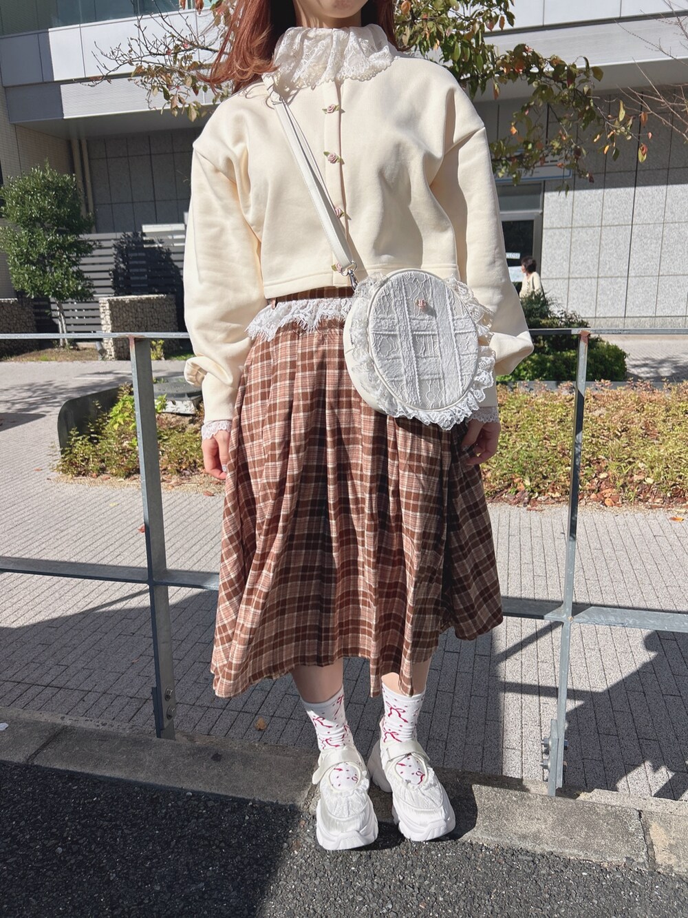 ホワイト系のショルダーバッグ、ホワイト系のカーディガン/ボレロ、ホワイト系のニット/セーターを着用したレディースの秋コーディネートの9枚目の写真