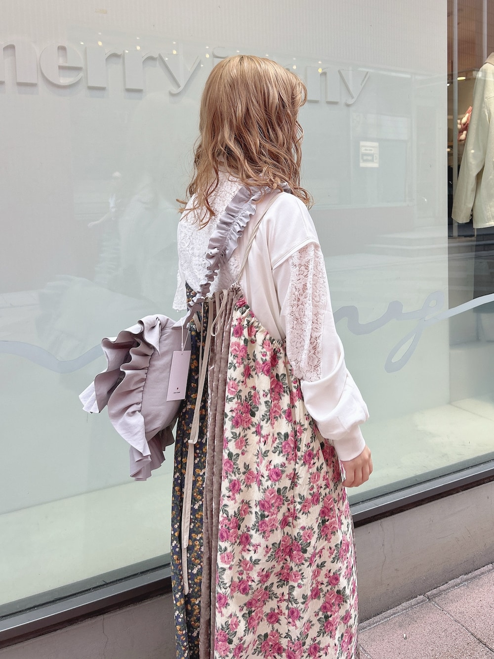 ホワイト系のジャージ、ピンク系のワンピース、ブルー系のショルダーバッグを着用したレディースの秋コーディネートの6枚目の写真