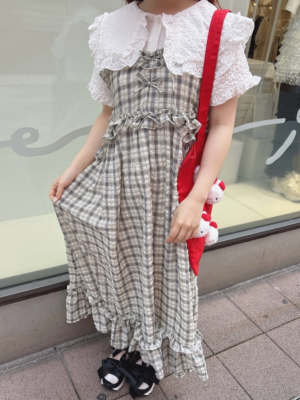 ブラック系のワンピース、ホワイト系のシャツ/ブラウス、レッド系のトートバッグを着用したレディースの夏コーディネートの7枚目の写真