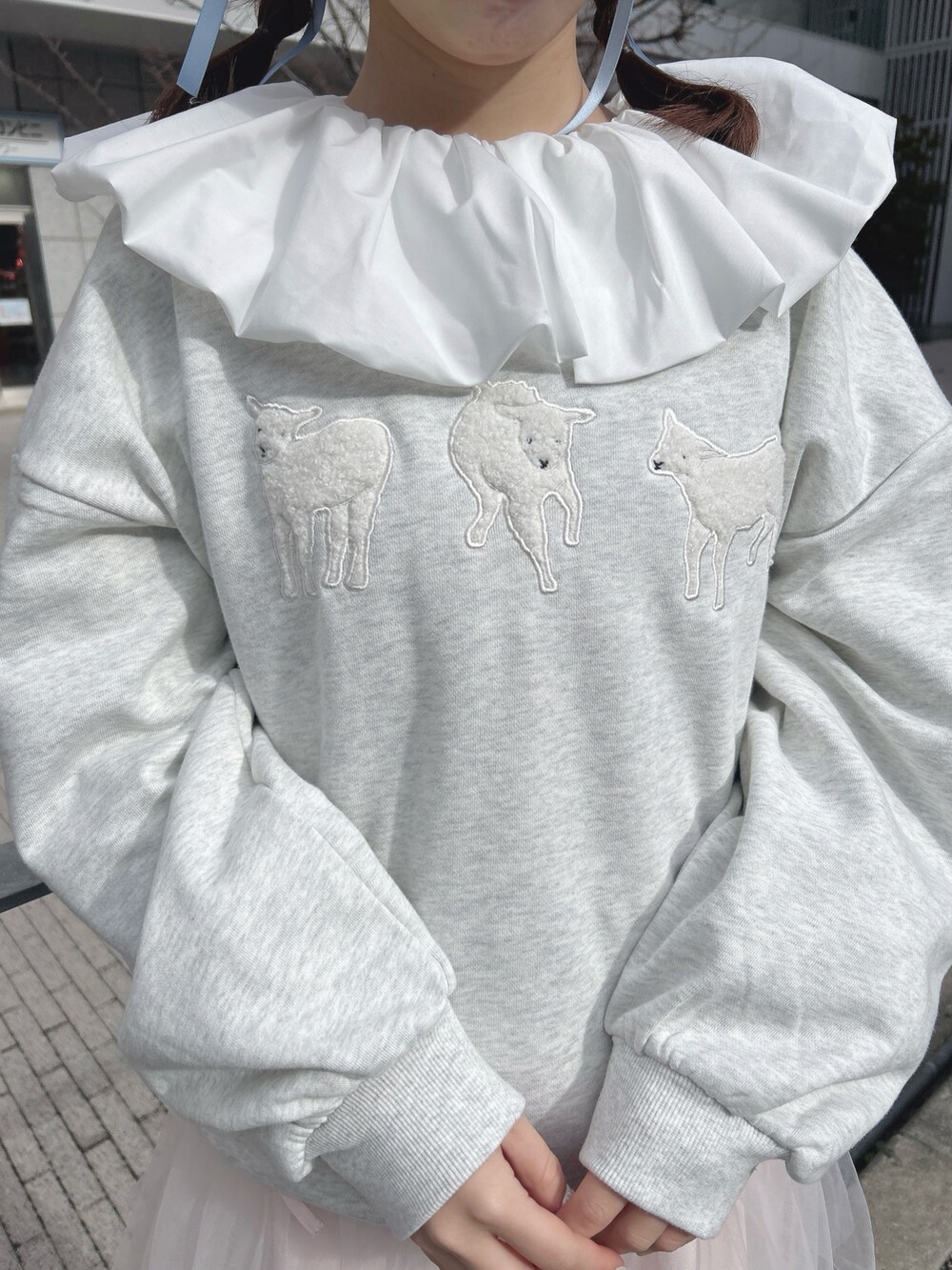 グレー系のスウェット、ピンク系のワンピース、ホワイト系のシャツ/ブラウスを着用したレディースの冬コーディネートの6枚目の写真