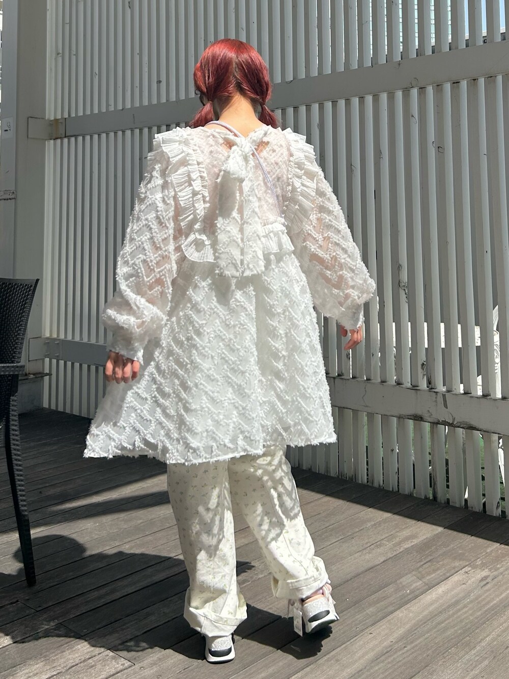 ホワイト系のカーゴパンツ、ホワイト系のワンピース、ピンク系のサンダルを着用したレディースの春コーディネートの3枚目の写真