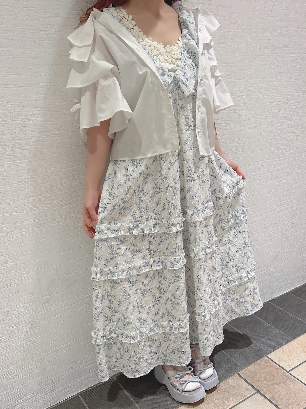 ホワイト系のワンピース、ホワイト系のシャツ/ブラウス、ブルー系のサンダルを着用したレディースの春コーディネートの8枚目の写真