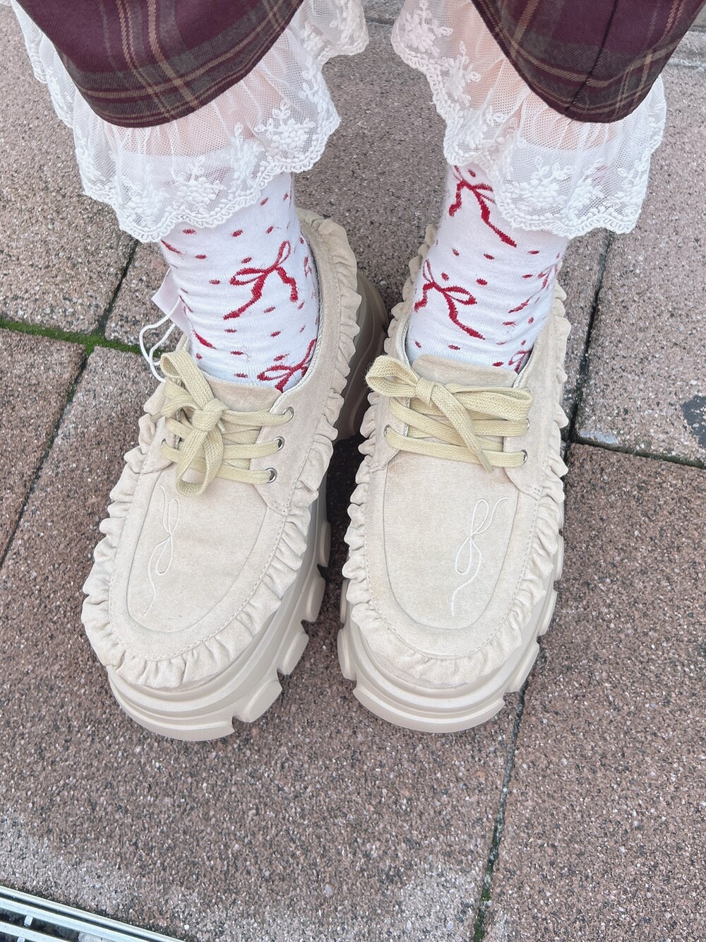 レッド系のスウェット、ホワイト系のシャツ/ブラウス、ブラウン系のスカートを着用したレディースの秋コーディネートの10枚目の写真