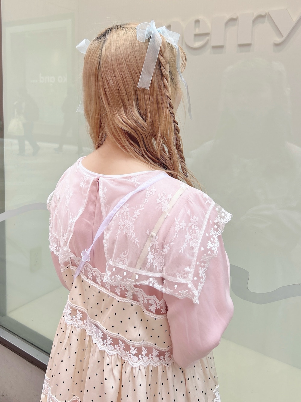 ピンク系のワンピース、ホワイト系のワンピース、ホワイト系のハンドバッグを着用したレディースの冬コーディネートの6枚目の写真