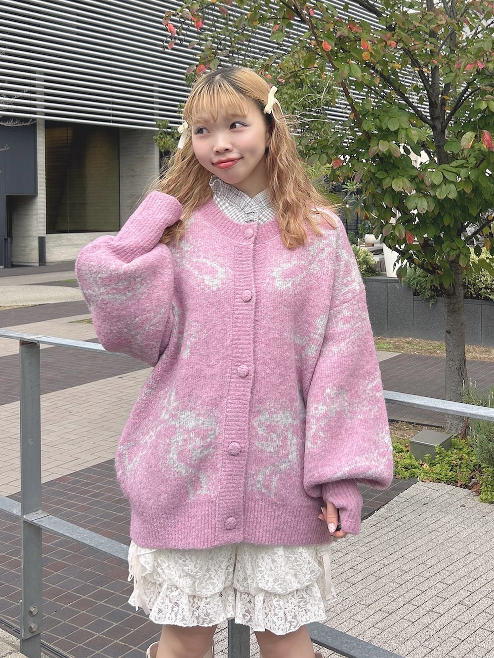 ピンク系のカーディガン/ボレロ、グレー系のシャツ/ブラウス、ホワイト系のその他パンツを着用したレディースの秋コーディネートの4枚目の写真