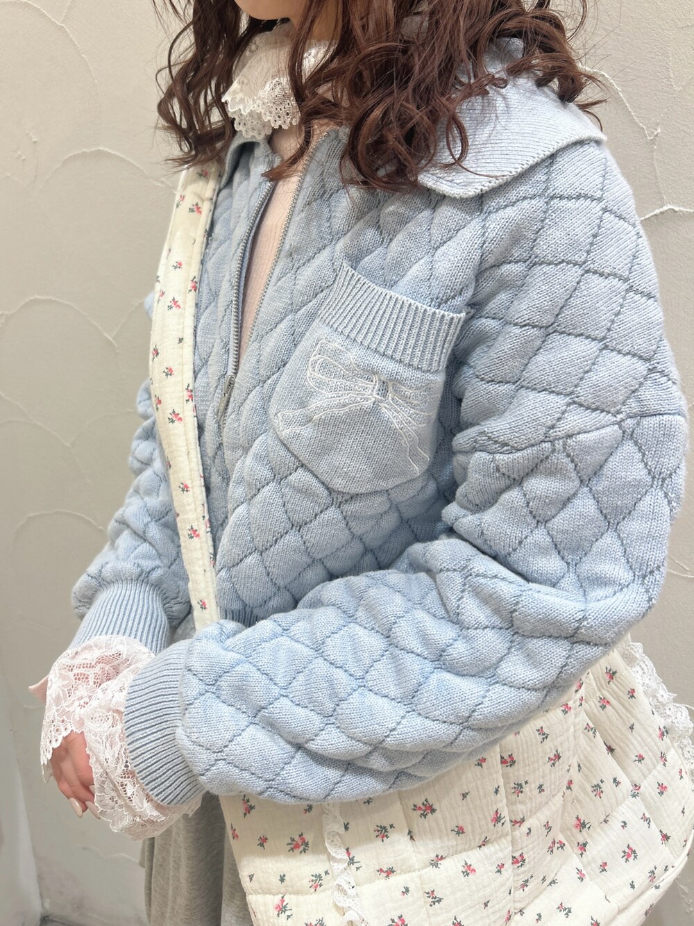 ブルー系のカーディガン/ボレロ、ピンク系のニット/セーター、グレー系のスカートを着用したレディースの冬コーディネートの5枚目の写真