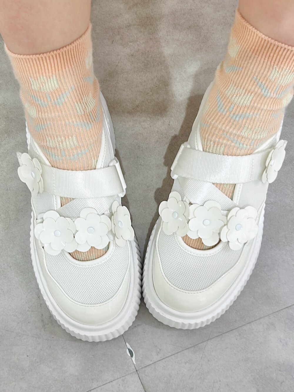 ピンク系のシャツ/ブラウス、ホワイト系のワンピース、ホワイト系のスニーカーを着用したレディースの春コーディネートの10枚目の写真