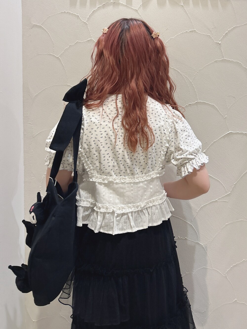 ホワイト系のシャツ/ブラウス、ブラック系のスカート、ブラック系のトートバッグを着用したレディースの春コーディネートの5枚目の写真