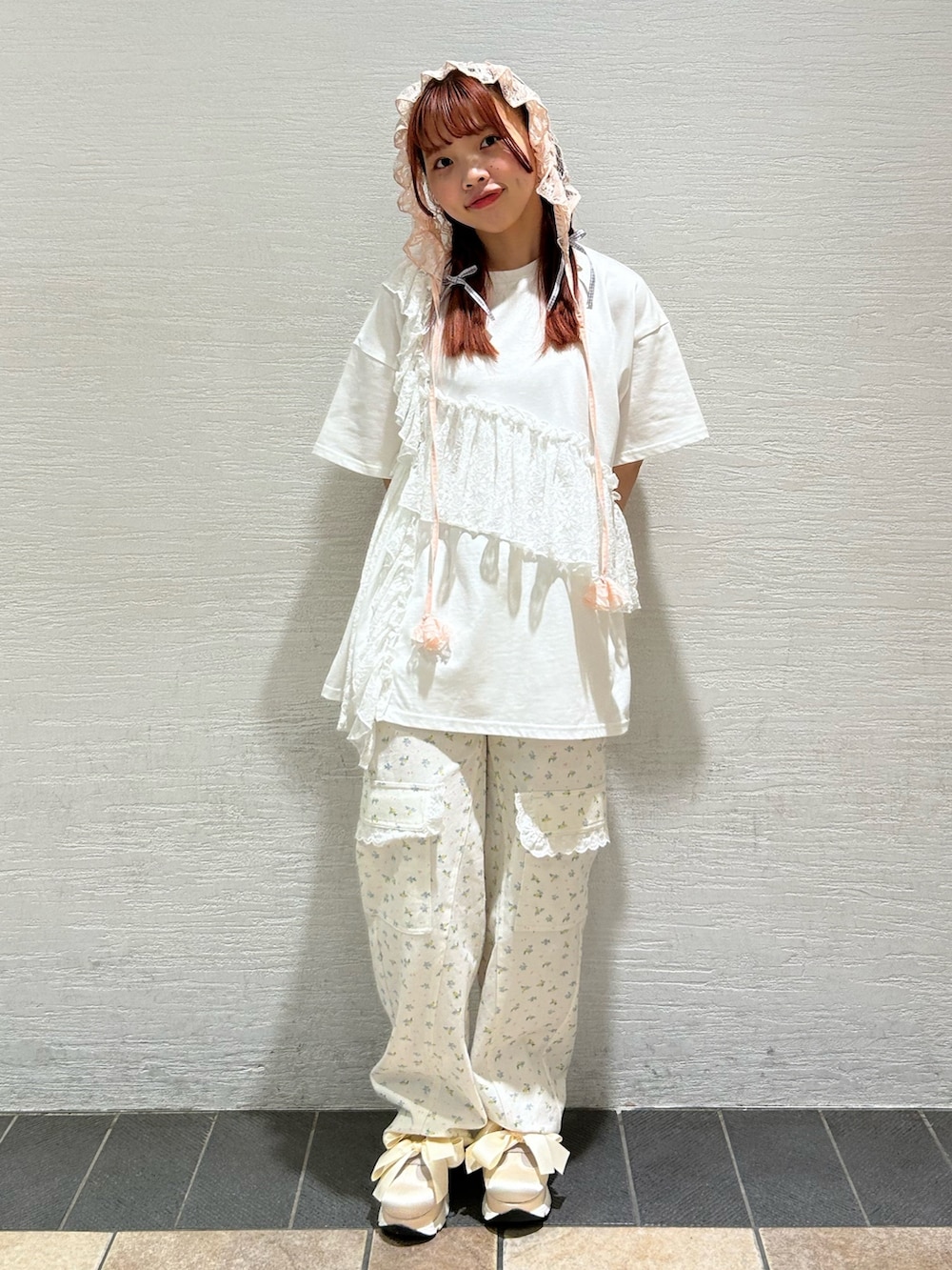 ホワイト系のTシャツ/カットソー、ホワイト系のカーゴパンツ、ホワイト系のスニーカーを着用したレディースの春コーディネートの2枚目の写真