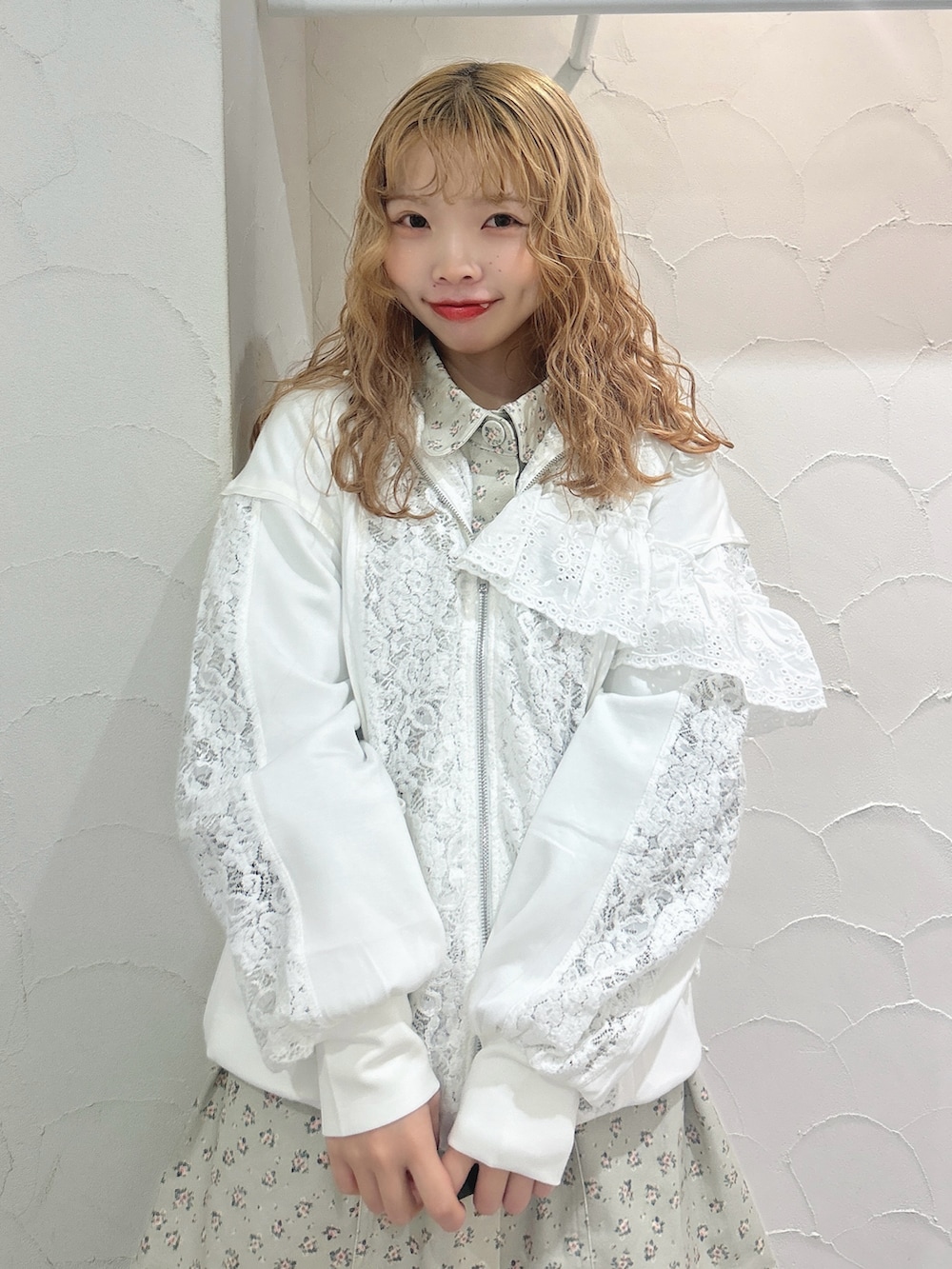 グリーン系のワンピース、ホワイト系のジャージ、ブルー系のデニムパンツを着用したレディースの秋コーディネートの5枚目の写真