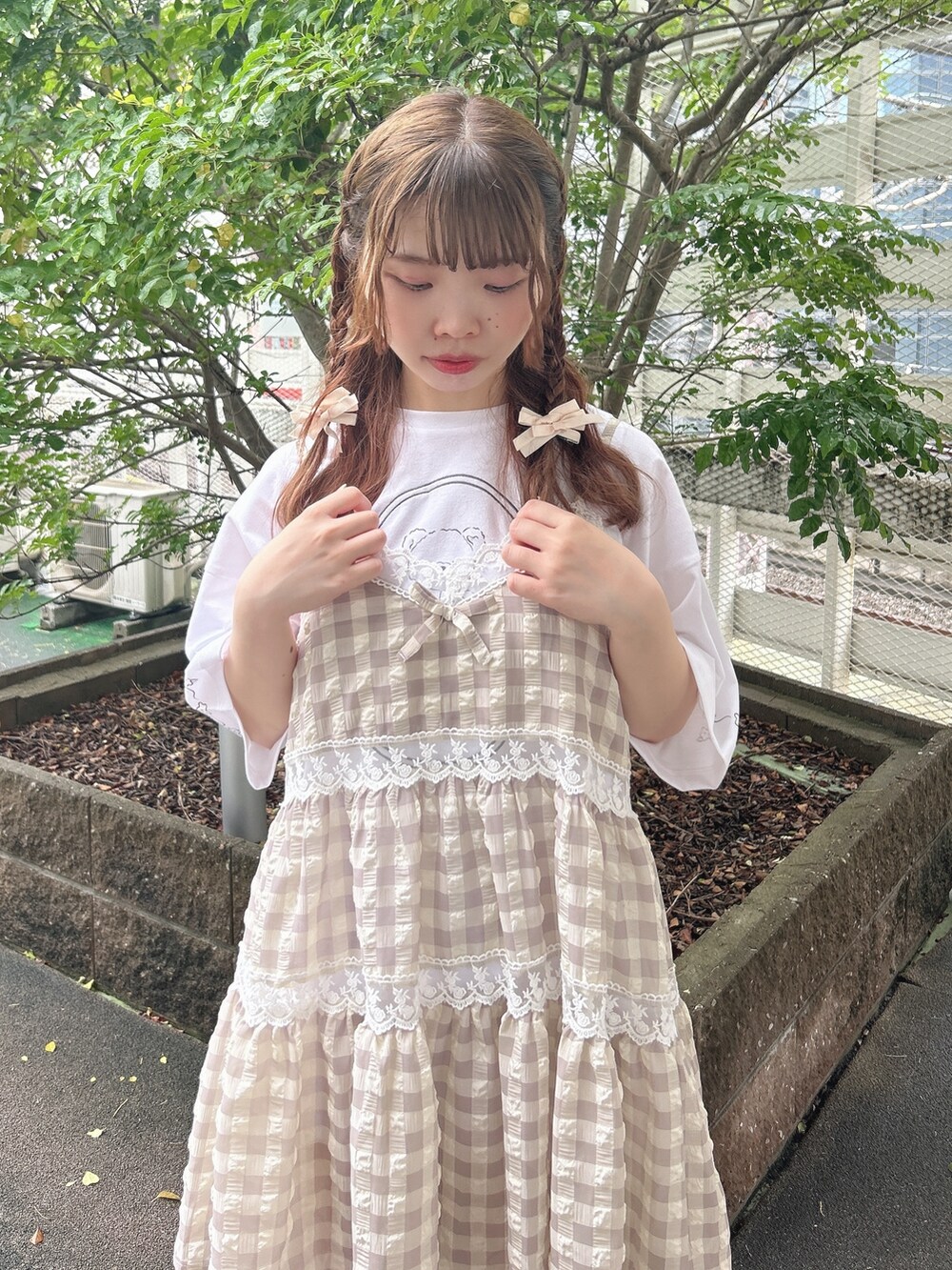 ピンク系のスウェットパンツ、ホワイト系のスニーカー、ベージュ系のキャミソールを着用したレディースの夏コーディネートの5枚目の写真