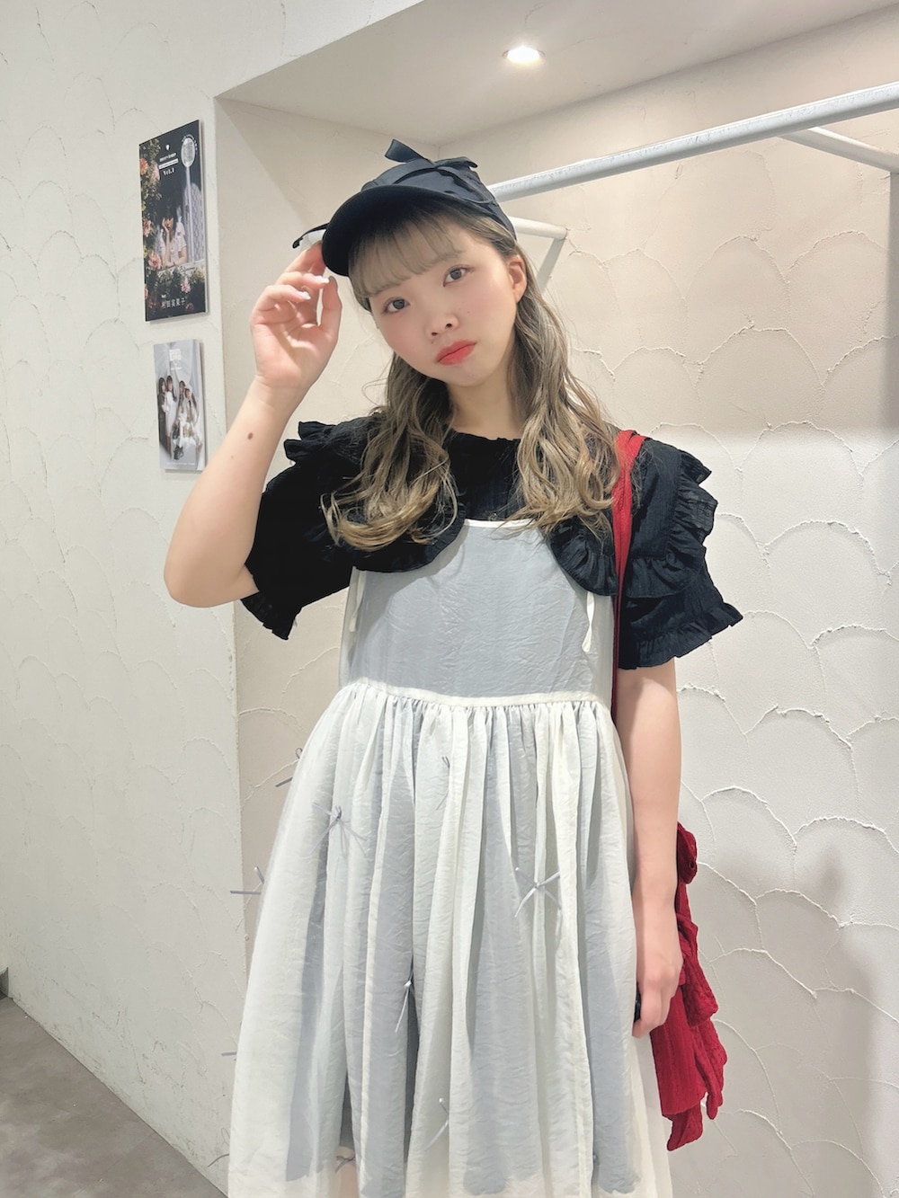 ホワイト系のワンピース、ブラック系のワンピース、レッド系のトートバッグを着用したレディースの夏コーディネートの5枚目の写真