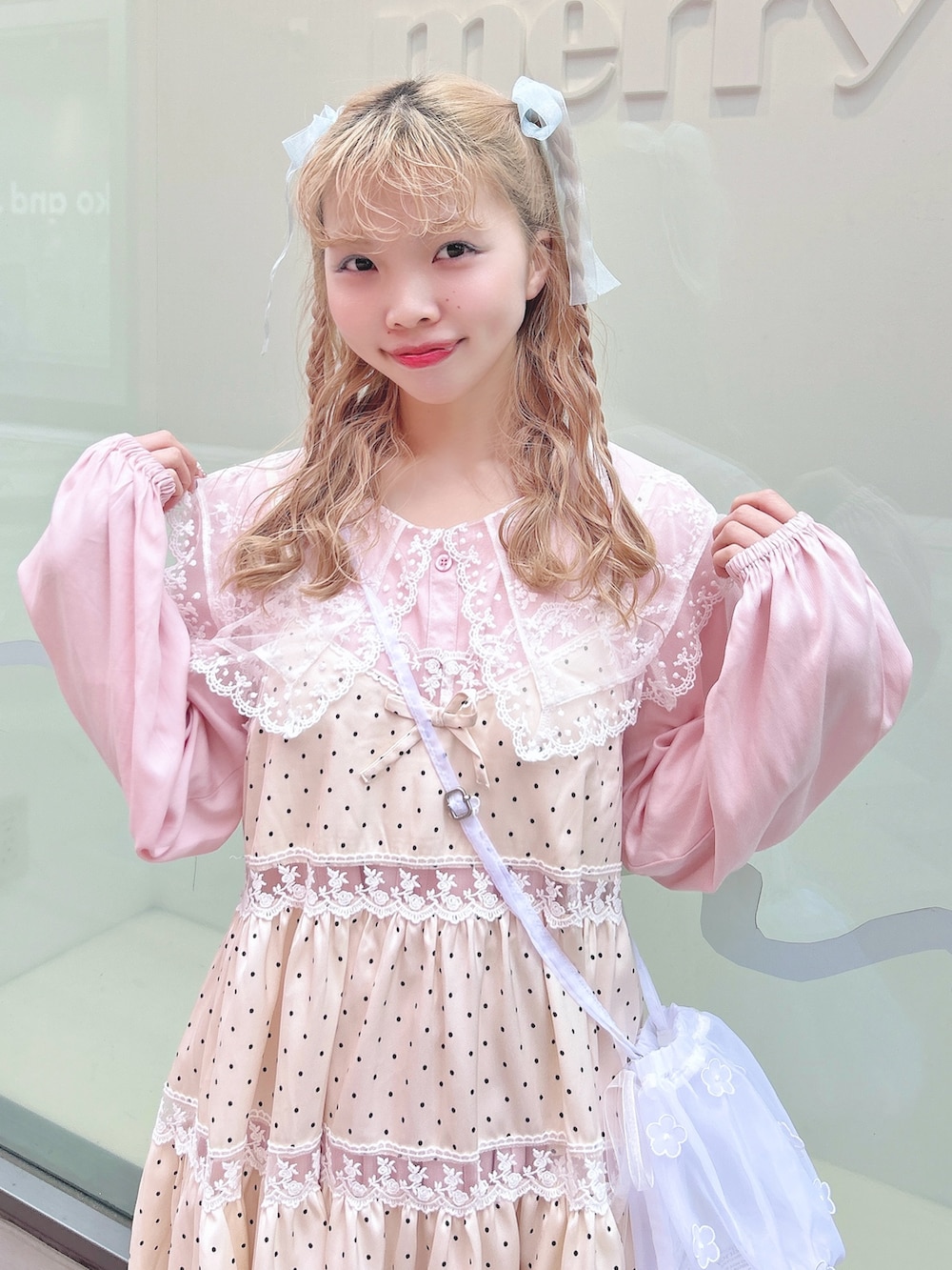 ピンク系のワンピース、ホワイト系のワンピース、ホワイト系のハンドバッグを着用したレディースの冬コーディネートの5枚目の写真