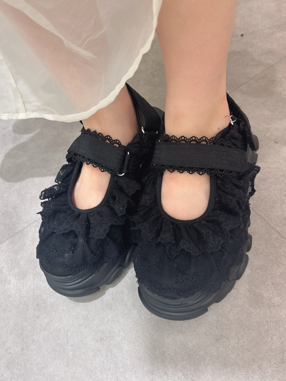 ホワイト系のワンピース、ブラック系のワンピース、レッド系のトートバッグを着用したレディースの夏コーディネートの10枚目の写真