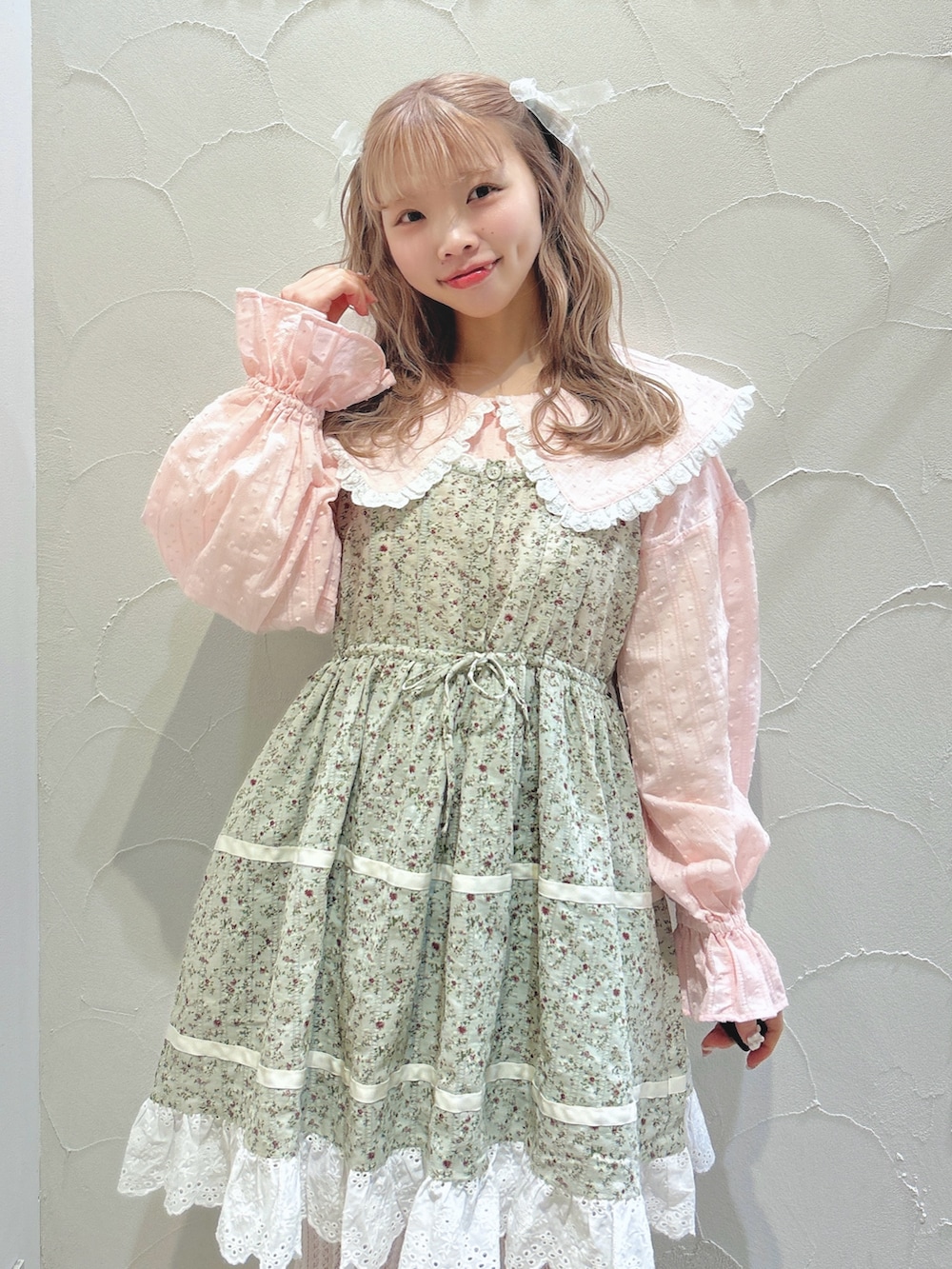 グリーン系のワンピース、ピンク系のシャツ/ブラウス、グリーン系のスニーカーを着用したレディースの冬コーディネートの7枚目の写真