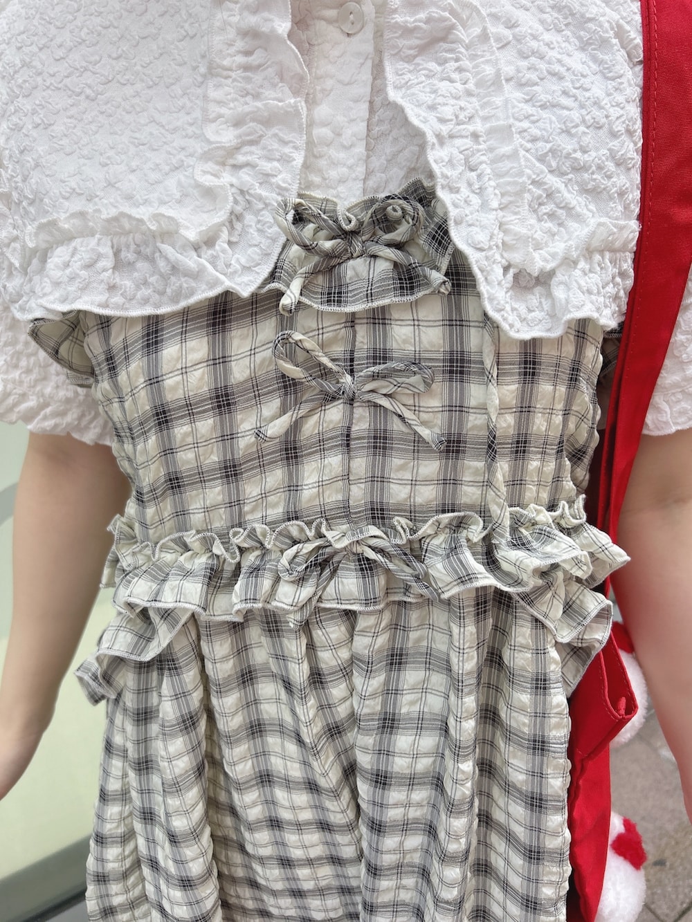 ブラック系のワンピース、ホワイト系のシャツ/ブラウス、レッド系のトートバッグを着用したレディースの夏コーディネートの9枚目の写真