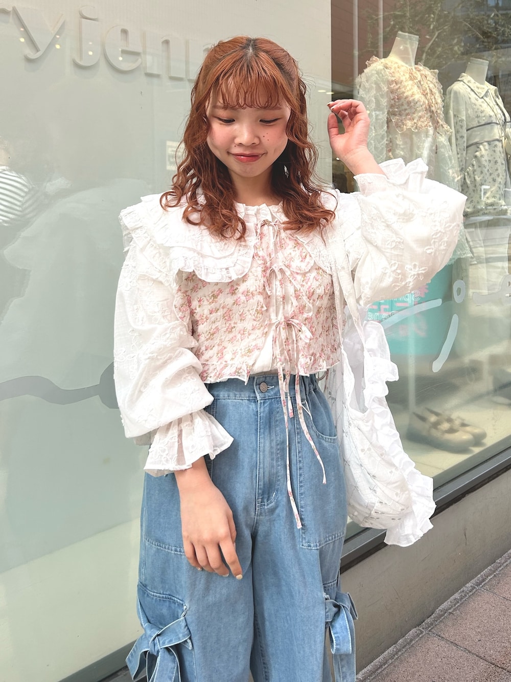 「merry jenny、メリージェニー、イエベ春、骨格ウェーブ、低身長コーデ、春コーデ、デニム、おでかけコーデ、トートバッグ、ダッドスニーカー、リメイクシューズ、つけ襟、春カラー、お花見、韓国ファッション」|「merry jennyのWフリルオーバーブラウス(シャツ/ブラウス、ホワイト系)」を使った、haruさん(レディース・152cm)の春コーディネートの5枚目の写真