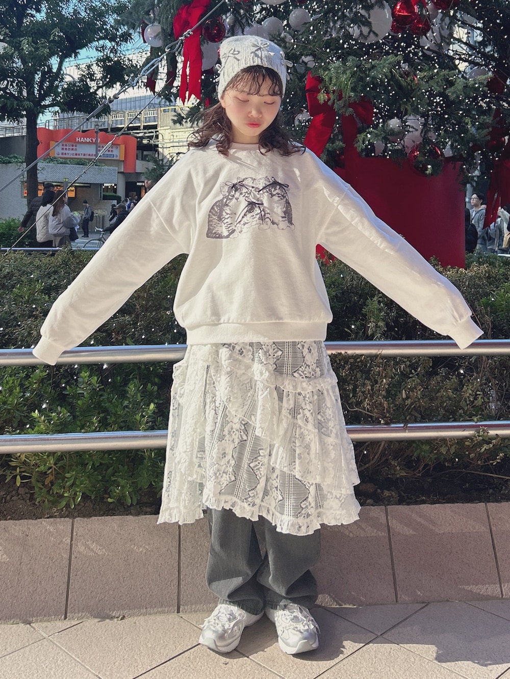 その他のブルゾン、ホワイト系のスウェット、ホワイト系のスカートを着用したレディースの冬コーディネートの6枚目の写真