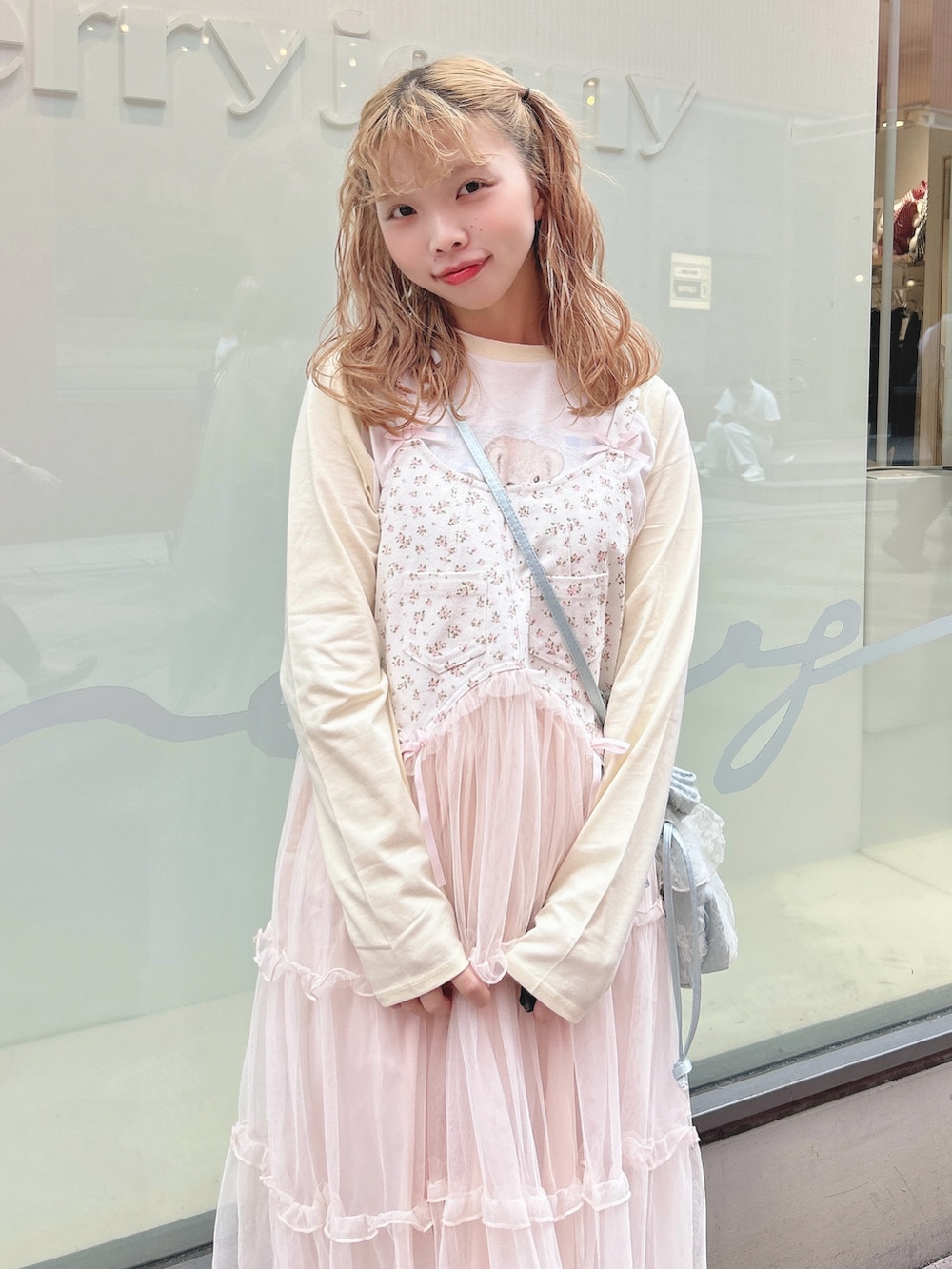 ピンク系のワンピース、イエロー系のTシャツ/カットソー、ブルー系のショルダーバッグを着用したレディースの秋コーディネートの4枚目の写真