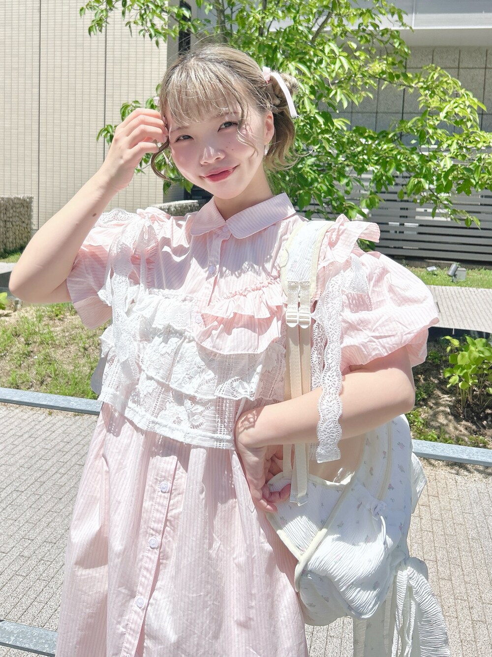 ピンク系のワンピース、ホワイト系のキャミソール、ホワイト系のその他パンツを着用したレディースの夏コーディネートの5枚目の写真