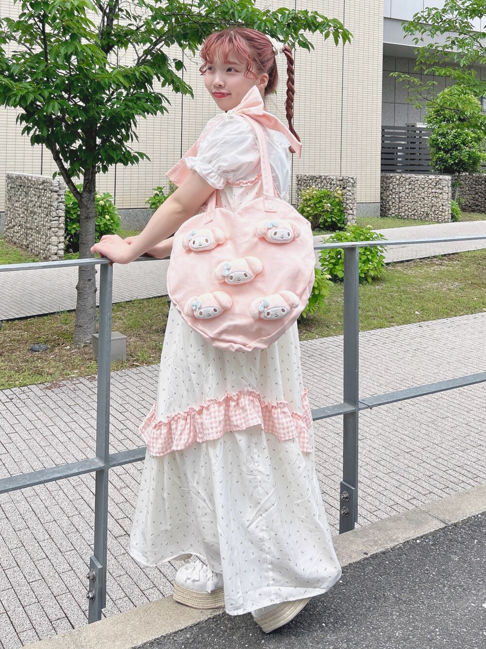 ピンク系のワンピース、ホワイト系のシャツ/ブラウス、ホワイト系のサンダルを着用したレディースの春コーディネートの3枚目の写真