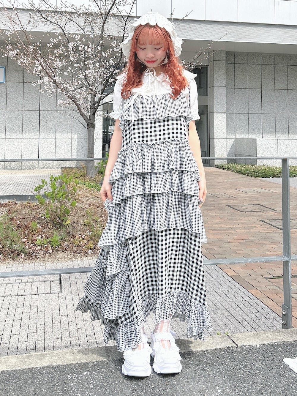 その他のワンピース、ホワイト系のシャツ/ブラウス、ホワイト系のサンダルを着用したレディースの春コーディネートの2枚目の写真
