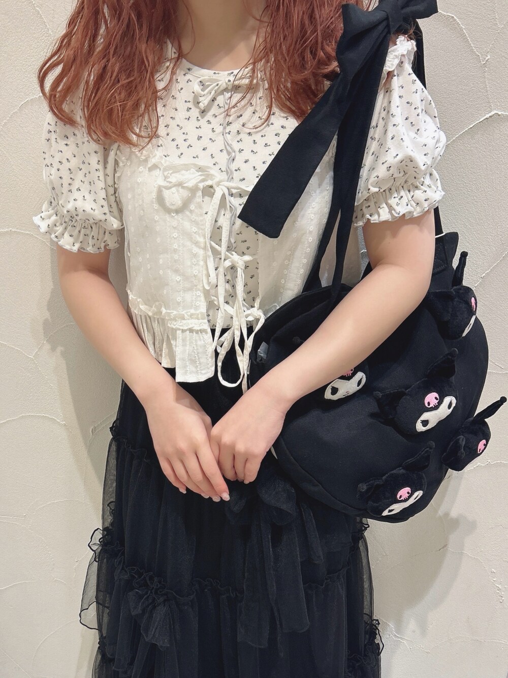 ホワイト系のシャツ/ブラウス、ブラック系のスカート、ブラック系のトートバッグを着用したレディースの春コーディネートの7枚目の写真