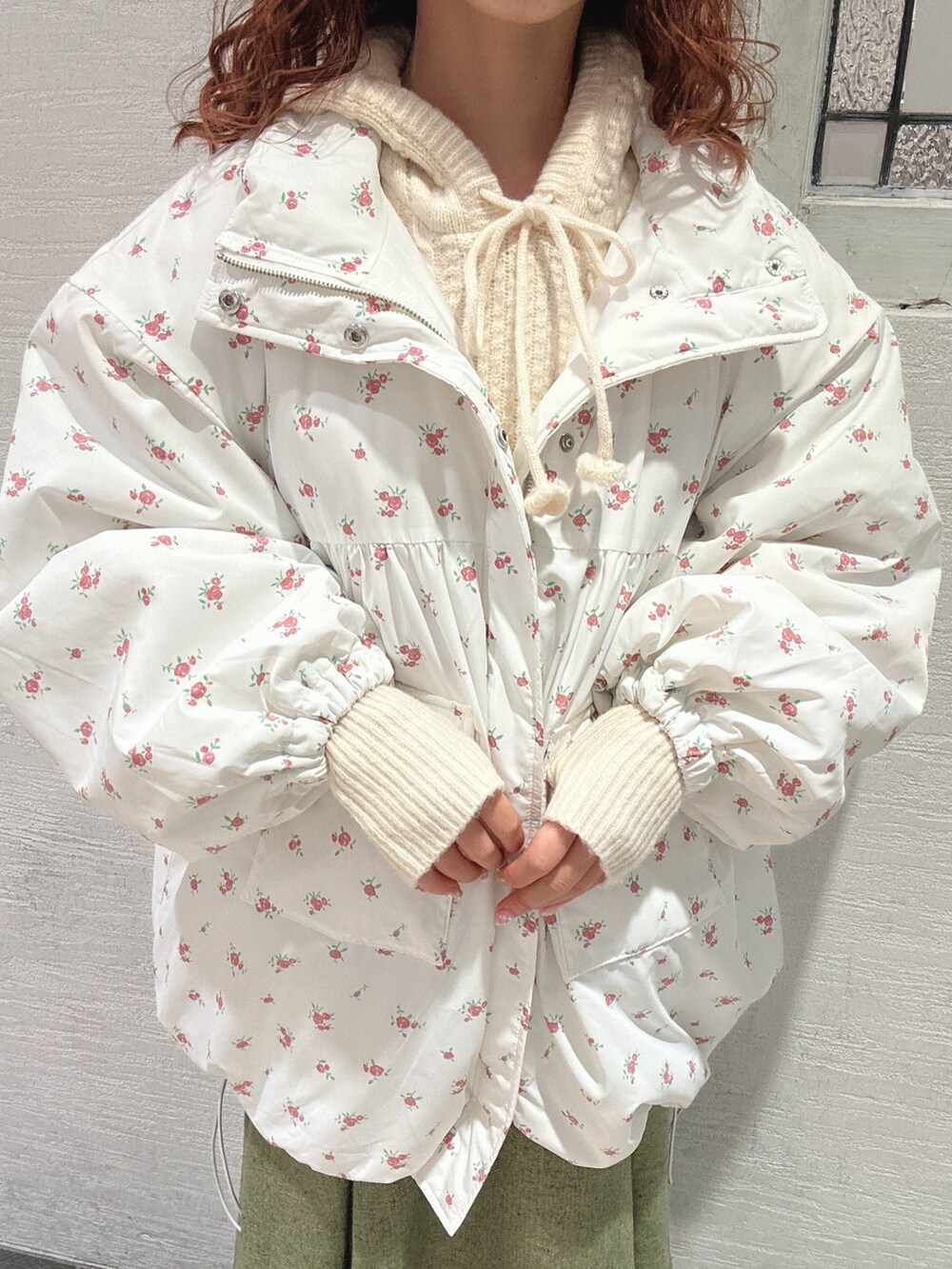 ピンク系のブルゾン、ホワイト系のニット/セーター、グリーン系のスカートを着用したレディースの秋コーディネートの8枚目の写真