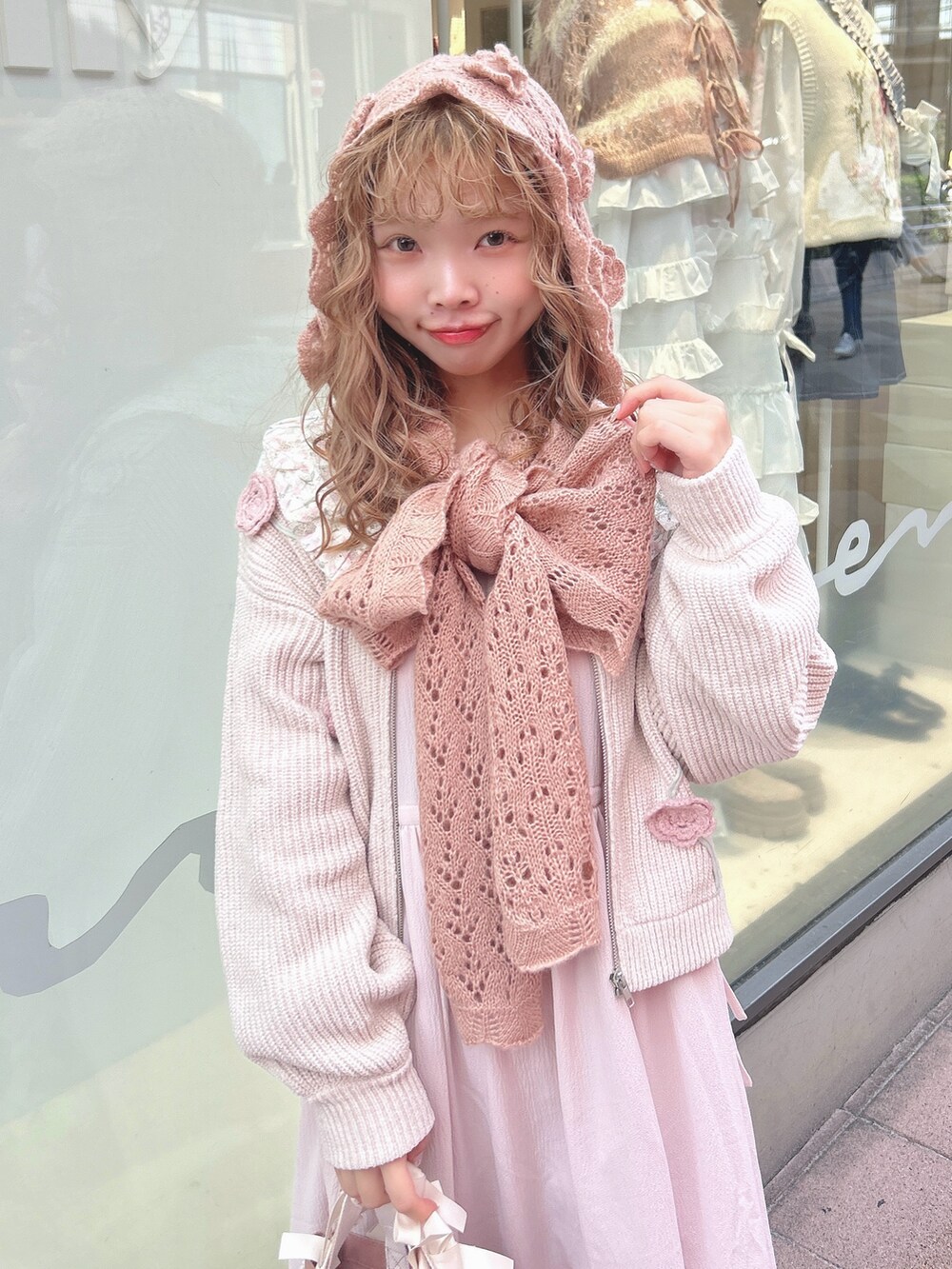 ピンク系のワンピース、ホワイト系のカーディガン/ボレロ、ピンク系のハンドバッグを着用したレディースの秋コーディネートの4枚目の写真
