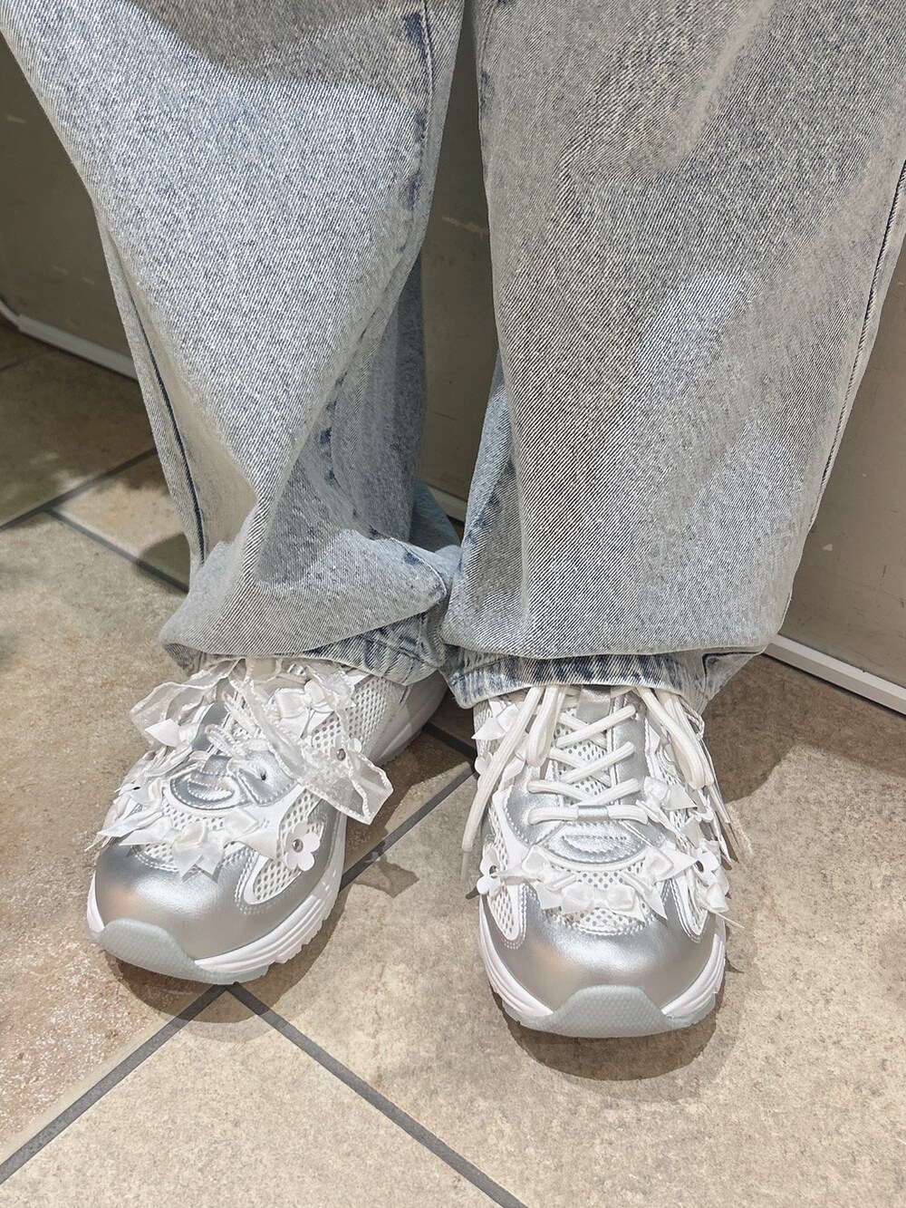 ピンク系のニット/セーター、ブルー系のワンピース、ブルー系のデニムパンツを着用したレディースの冬コーディネートの9枚目の写真