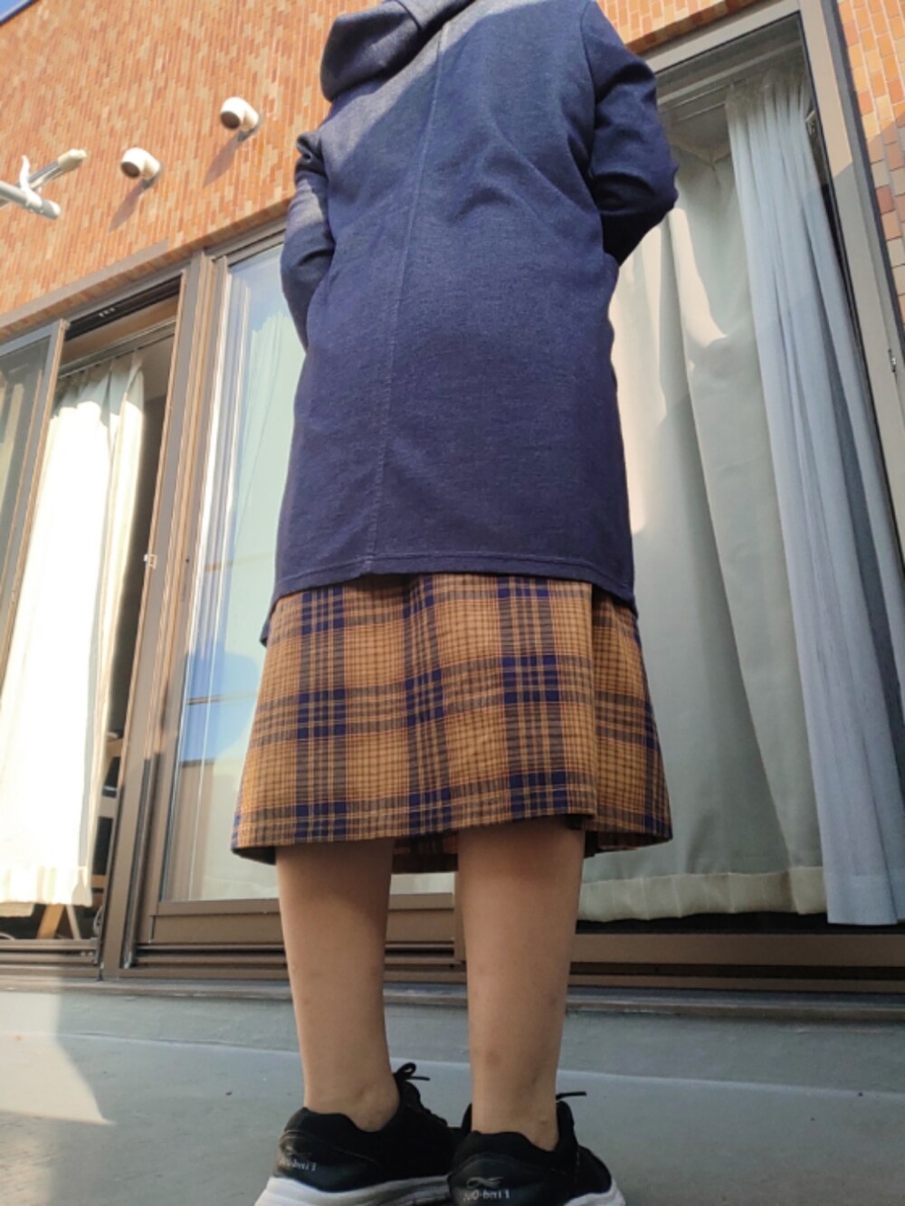 ブルー系のその他アウターを着用したレディースの秋コーディネートの2枚目の写真