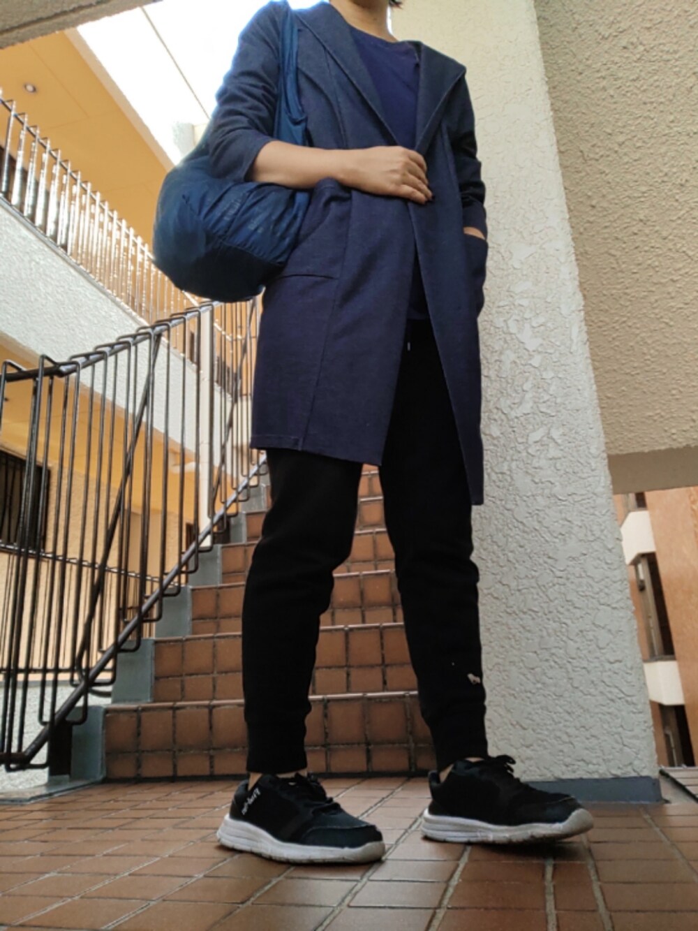 ブラック系のスウェットパンツを着用したレディースの秋コーディネートの3枚目の写真