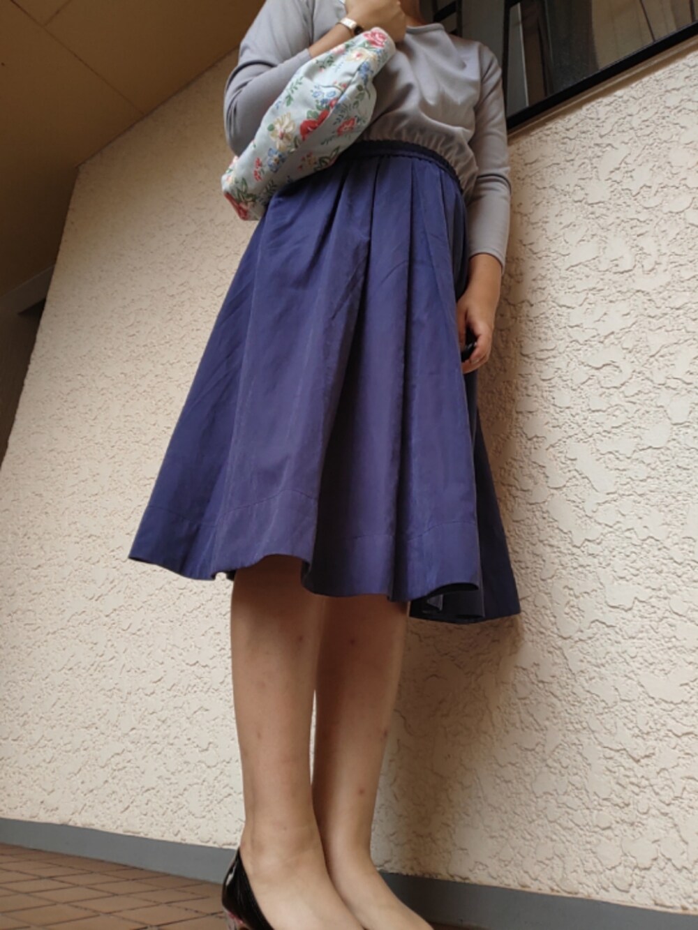 ブルー系のバッグを着用したレディースの秋コーディネートの2枚目の写真