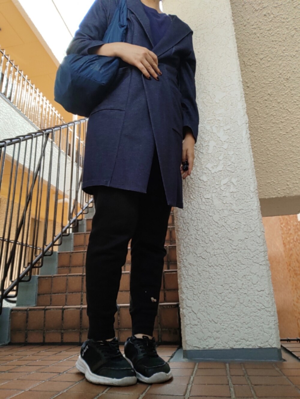 ブラック系のスウェットパンツを着用したレディースの秋コーディネートの2枚目の写真