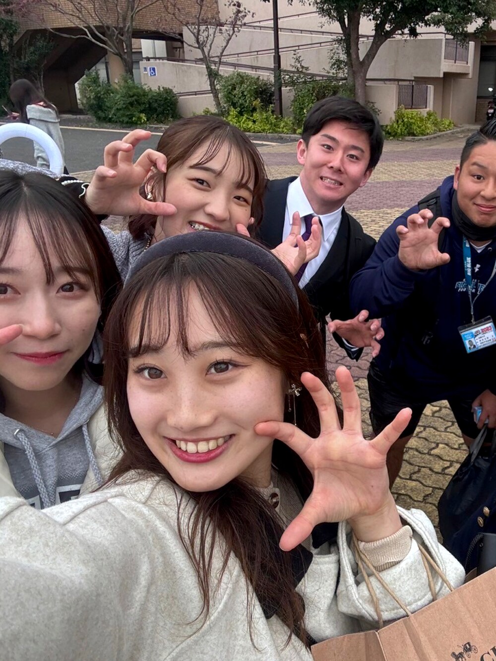 「ニット、セーター、大人カジュアル、秋冬コーデ、パンツスタイル、ゆるコーデ、ニットコーデ、低身長コーデ、グレー、ワントーンコーデ」｜「Kastaneの【WHIMSIC】モールヤーンロゴニットプルオーバー（ニット/セーター、グレー系）」を使った、a‘nca*さん（レディース・156cm）の冬コーディネートの4枚目の写真