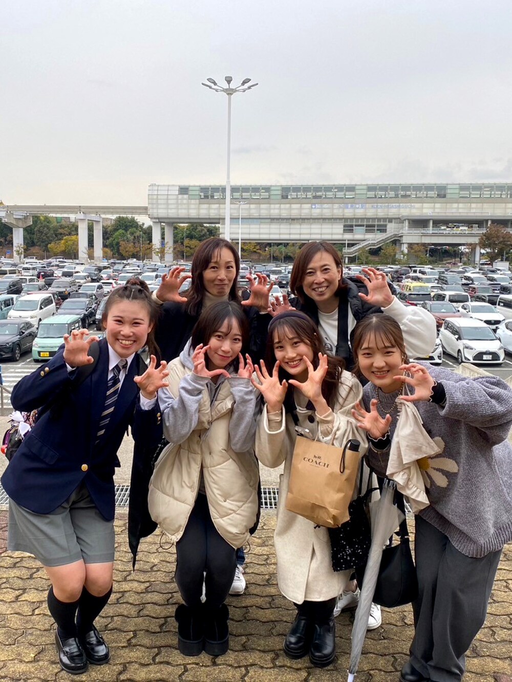 「ニット、セーター、大人カジュアル、秋冬コーデ、パンツスタイル、ゆるコーデ、ニットコーデ、低身長コーデ、グレー、ワントーンコーデ」｜「Kastaneの【WHIMSIC】モールヤーンロゴニットプルオーバー（ニット/セーター、グレー系）」を使った、a‘nca*さん（レディース・156cm）の冬コーディネートの5枚目の写真