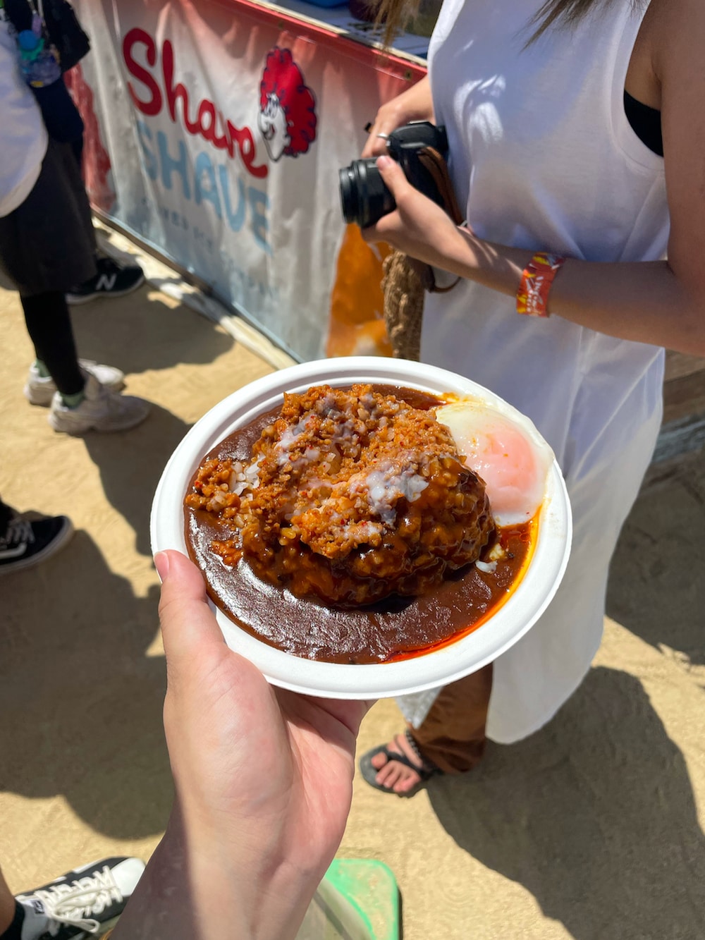 「フェススタイル、フェス、夏フェス」｜「UNIQLOのドライストレッチイージーショートパンツ（その他パンツ、レッド系）」を使った、a‘nca*さん（レディース・156cm）の冬コーディネートの4枚目の写真