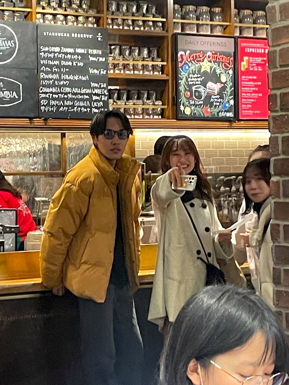 「ニット、セーター、大人カジュアル、秋冬コーデ、パンツスタイル、ゆるコーデ、ニットコーデ、低身長コーデ、グレー、ワントーンコーデ」｜「Kastaneの【WHIMSIC】モールヤーンロゴニットプルオーバー（ニット/セーター、グレー系）」を使った、a‘nca*さん（レディース・156cm）の冬コーディネートの3枚目の写真
