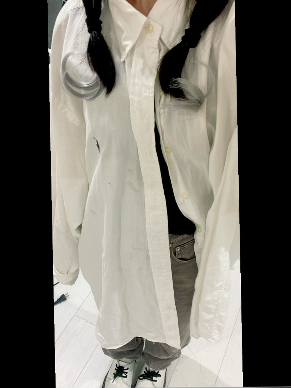 ホワイト系のシャツ/ブラウス、グレー系のデニムパンツ、ブラック系のキャミソールを着用したレディースの秋コーディネートの2枚目の写真