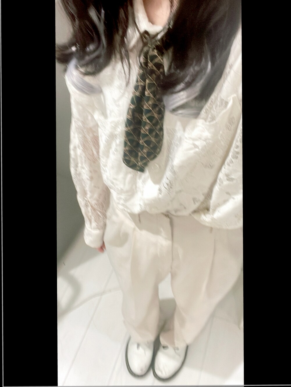 グリーン系のシャツ/ブラウス、ホワイト系のスラックス、ホワイト系のブーツを着用したレディースの秋コーディネートの2枚目の写真