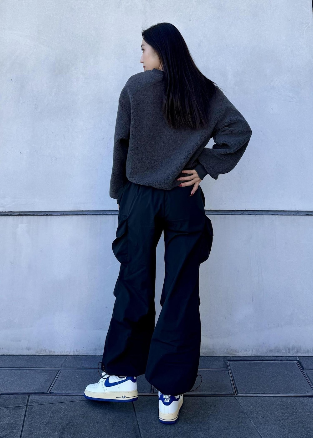 ホワイト系のスニーカー、ブラック系のその他トップス、ブラック系のその他パンツを着用したレディースの冬コーディネートの2枚目の写真