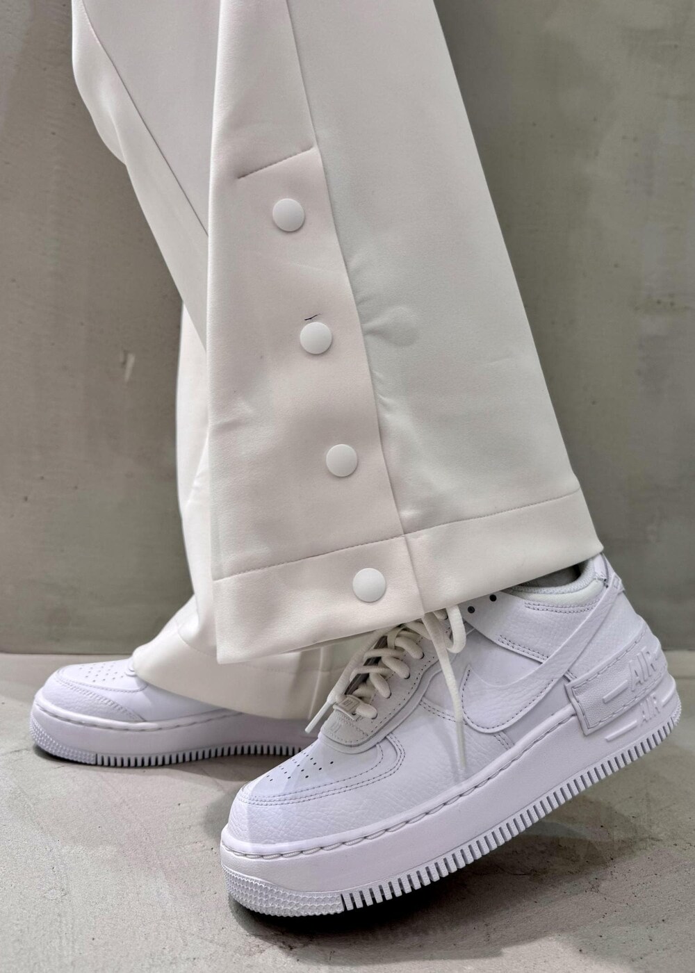 ホワイト系のスニーカー、ホワイト系のその他パンツ、ホワイト系のその他アウターを着用したレディースの冬コーディネートの5枚目の写真