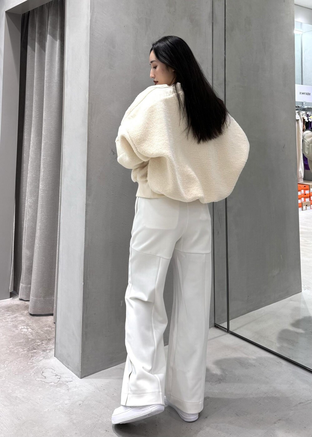 ホワイト系のスニーカー、ホワイト系のその他パンツ、ホワイト系のその他アウターを着用したレディースの冬コーディネートの2枚目の写真