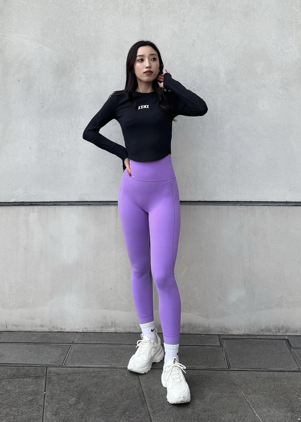 ホワイト系のスニーカー、ブラック系のダウンジャケット/コート、ブラック系のTシャツ/カットソーを着用したレディースの冬コーディネートの4枚目の写真